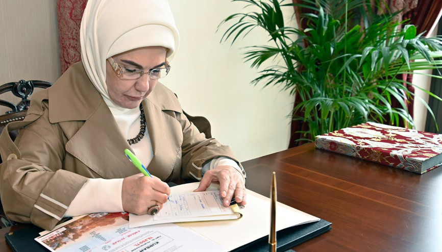 Emine Erdoğan, Türk Kızılaya kurban bağışında bulundu