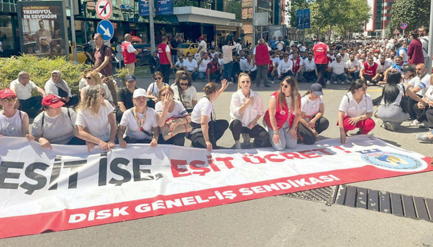 Başkan Tugay kapıları açık tutuyor sendika ücrette direniyor: Grev İzmir’de hayatı felç etti Başkan Tugay kapıları açık tutuyor sendika ücrette direniyor: Grev İzmir’de hayatı felç etti