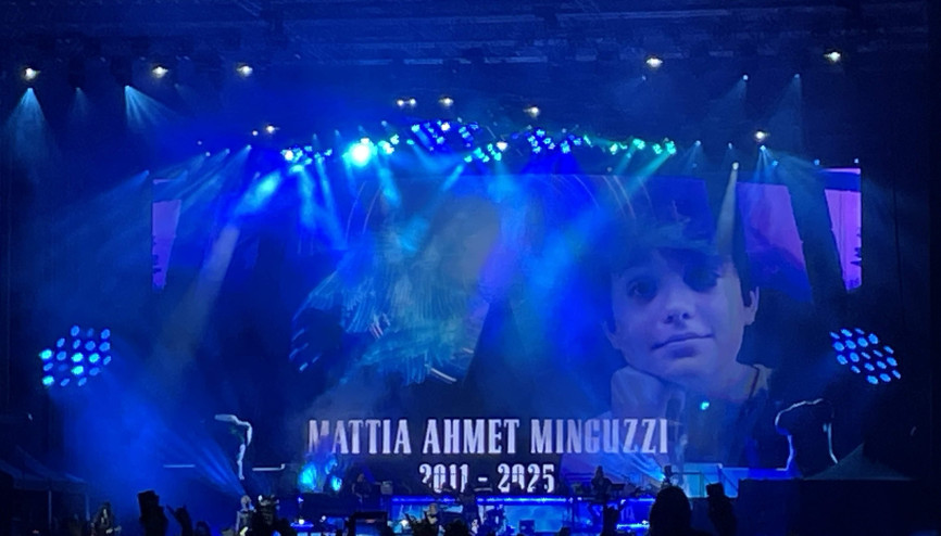 Guns N Roses, İstanbul konserinde Mattia Ahmet Minguzziye şarkı armağan etti