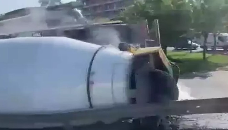 Küçükçekmece D-100 yan yolda beton mikseri devrildi