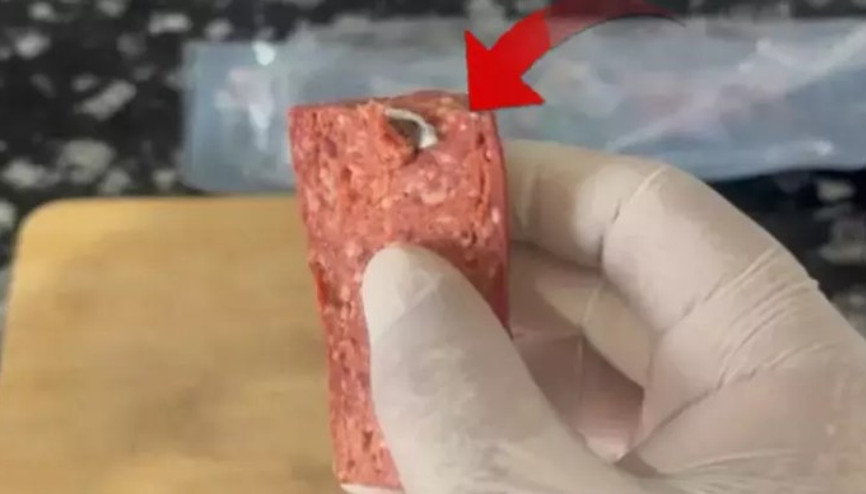 Erzincan’da sucuğun içinden metal cisim çıktı