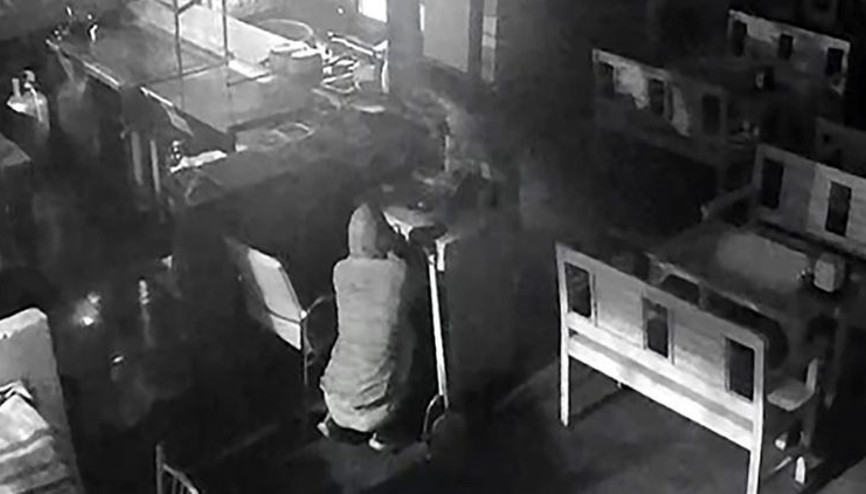 Pişkinliğin bu kadarı… Tost yiyip, portakal suyu içtiği büfeyi soydu