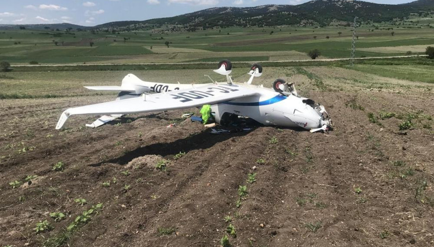 Bilecikte eğitim uçağı zorunlu iniş yaptı Pilot yaralandı