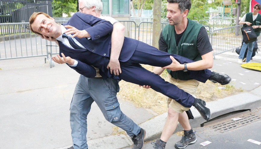 Macron’u çalıp eylem yaptılar