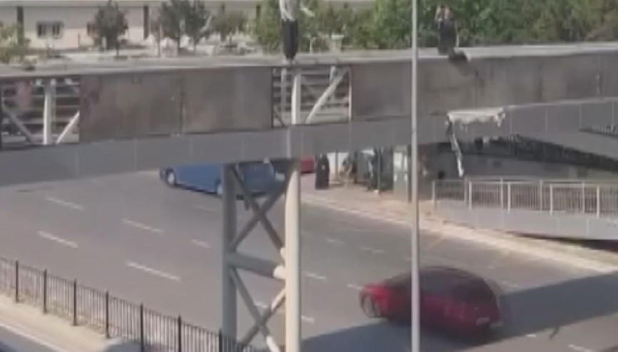 İstanbul - Kartal’da üst geçitten elektrik direğine atladı İstanbul - Kartal’da üst geçitten elektrik direğine atladı