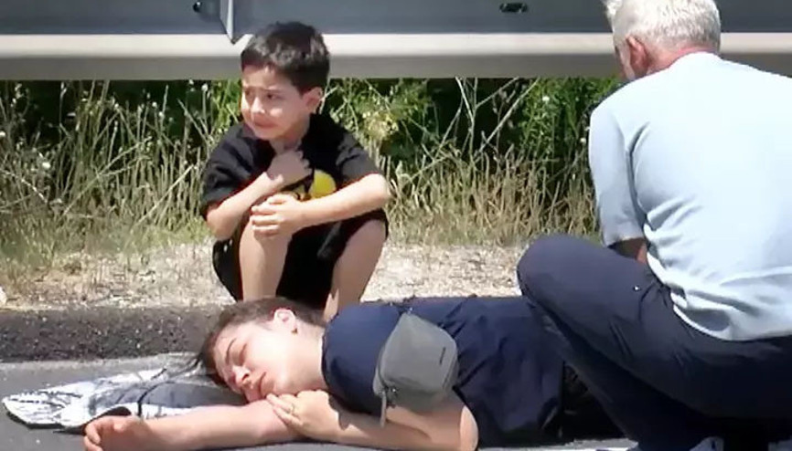 Küçük çocuğun yürek yakan gözyaşları: Yerde yatan annesinin başından bir an olsun ayrılmadı