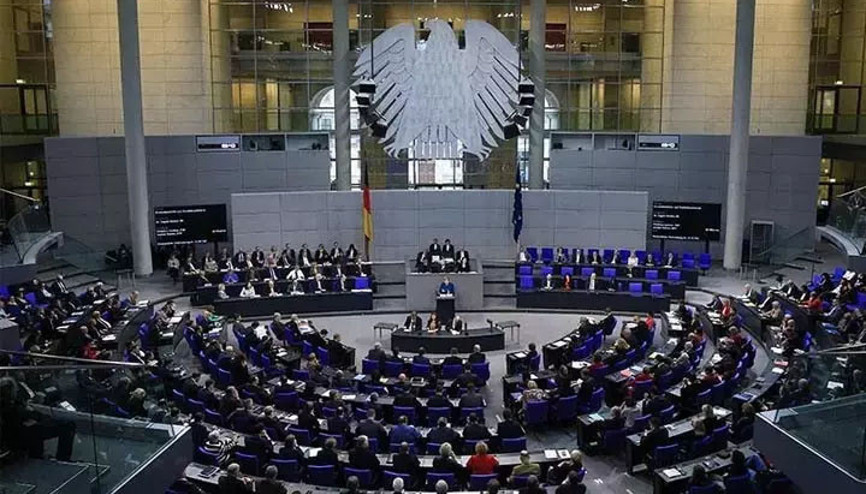 İsraili protesto etti: Alman meclisinden zorla çıkarıldı