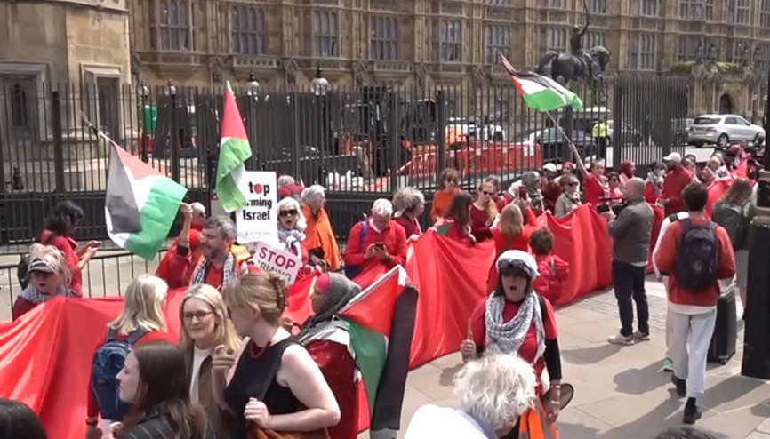 Parlamento önünde insan zinciri... Gazze için sembolik kırmızı duvar