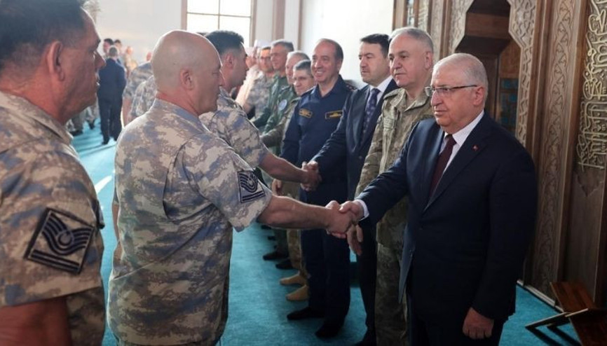 Milli Savunma Bakanı Güler, Mehmetçikle bayramlaştı