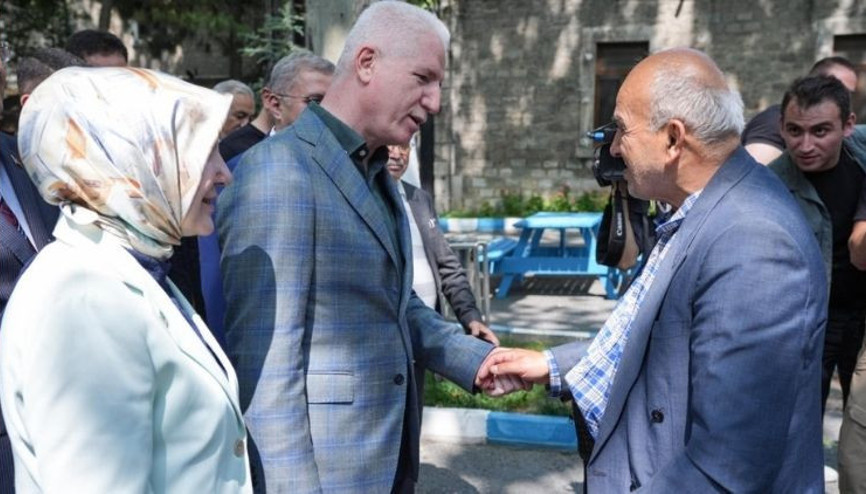 İstanbul Valisi Gül, Darülaceze sakinleriyle bayramlaştı, duygusal anlar yaşandı