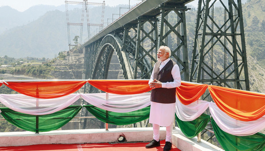 Modi Keşmir’de poz verdi