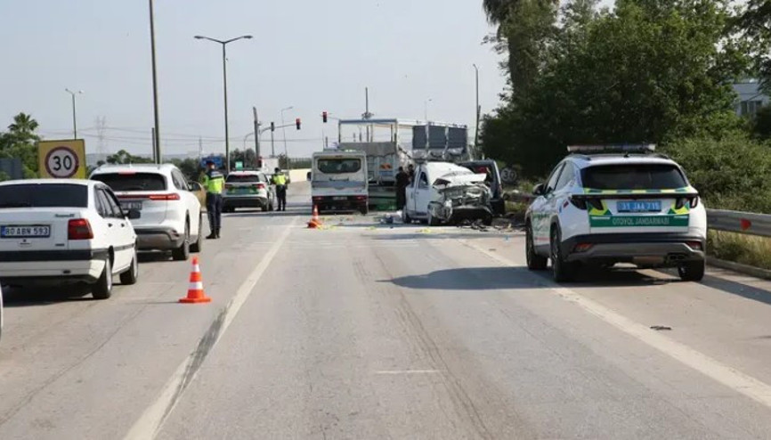 Hatay’da 4 aracın karıştığı zincirleme trafik kazasında 1 kişi öldü, 10 kişi yaralandı