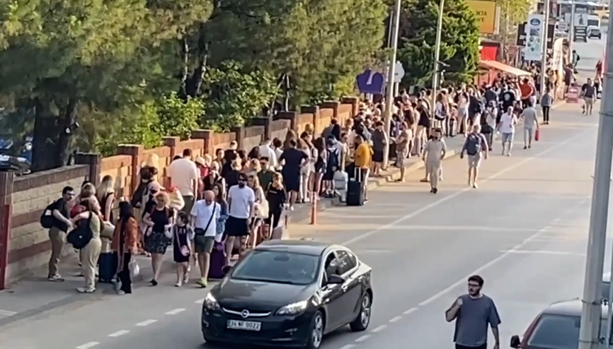 Kurban Bayramı tatilinde Ayvalık’tan Midilli Adası’na geçişlerde yoğunluk yaşanıyor