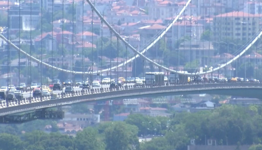 15 Temmuz Şehitler Köprüsünde hareketli anlar Taksiciye silah gösterip köprüye getirtti...