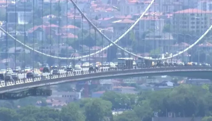 Taksiciyi silahla köprüye gitmeye zorladı, araçtan inip korkuluklara çıktı