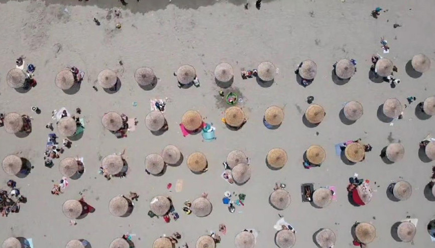 Sıcak havayı gören soluğu sahilde aldı Plajlar doldu taştı Nüfusu 1 milyonu geçti