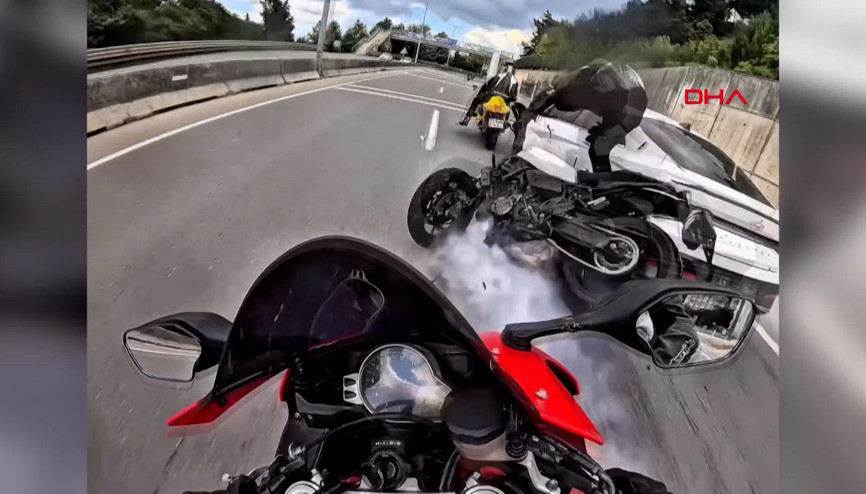 Metrelerce havaya uçtu 3 motosiklet ve otomobilin karıştığı kaza kask kamerasında