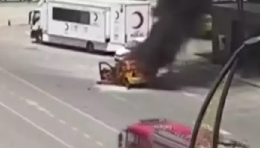 Çakmağı çakmasıyla ticari taksi alev topuna döndü, sürücü canını zor kurtardı