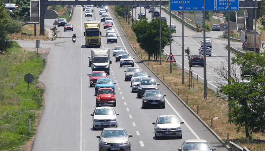 Tatilcilerin dönüş çilesi başladı Trafikte yoğunluk yaşanıyor