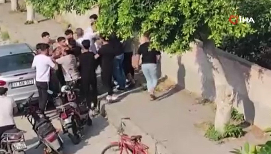Sokak ortasında yumruklar havada uçuştu Meydan savaşı gibi kavga kamerada