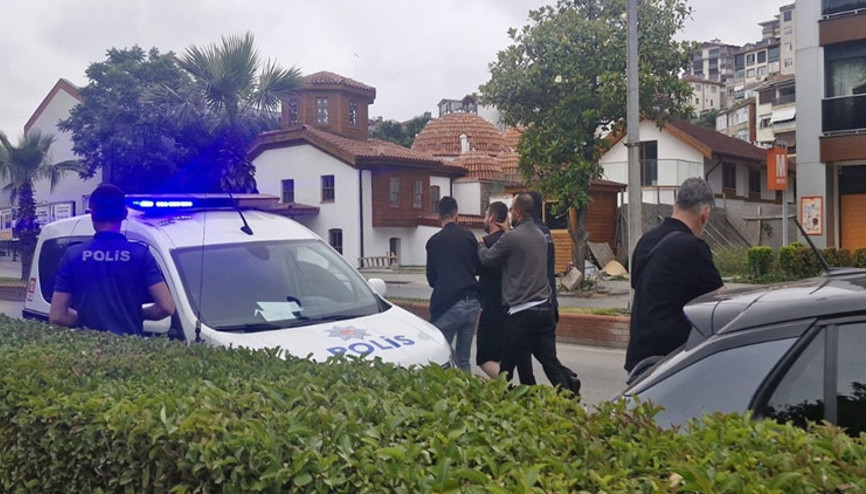 Tanımadığı kadına gül vermek istedi, reddedilince bıçak gösterdi