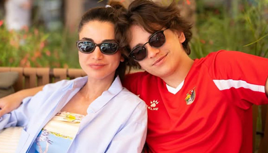 Kim inanır iki torunu olduğuna... Anne ile küçük oğlunun bayram pozu... Sanki kardeş gibiler