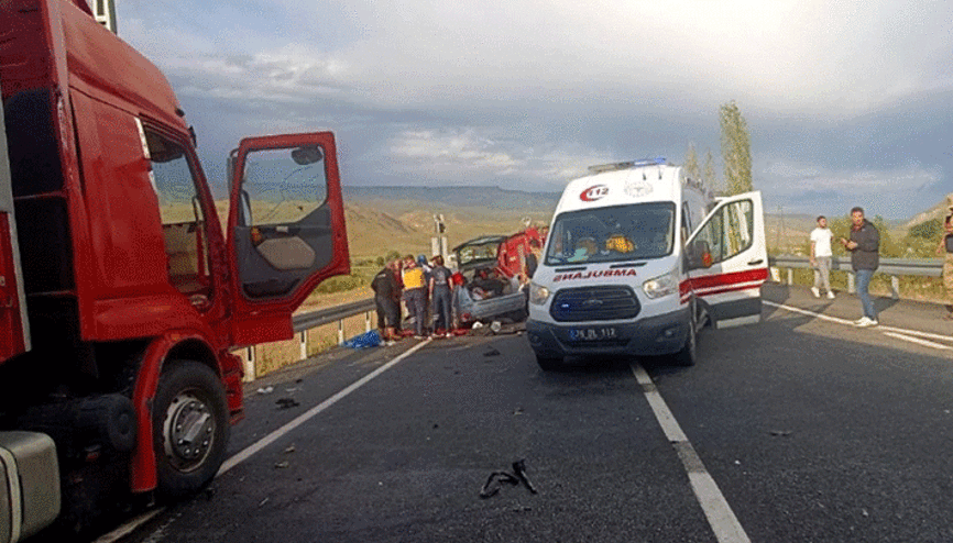 Karsta feci kaza TIR ile otomobil çarpıştı: 1 ölü, 2 yaralı