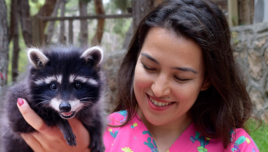 Hem üzen hem de kalpleri ısıtan görüntü... Beni annesi zannediyor, yanımdan ayrılmak istemiyor