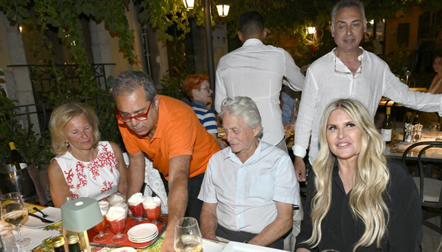 25 yıllık evli çift ayrı hayatlar yaşıyor... Yine yanında karısı yok... Başkalarıyla yiyip içiyor