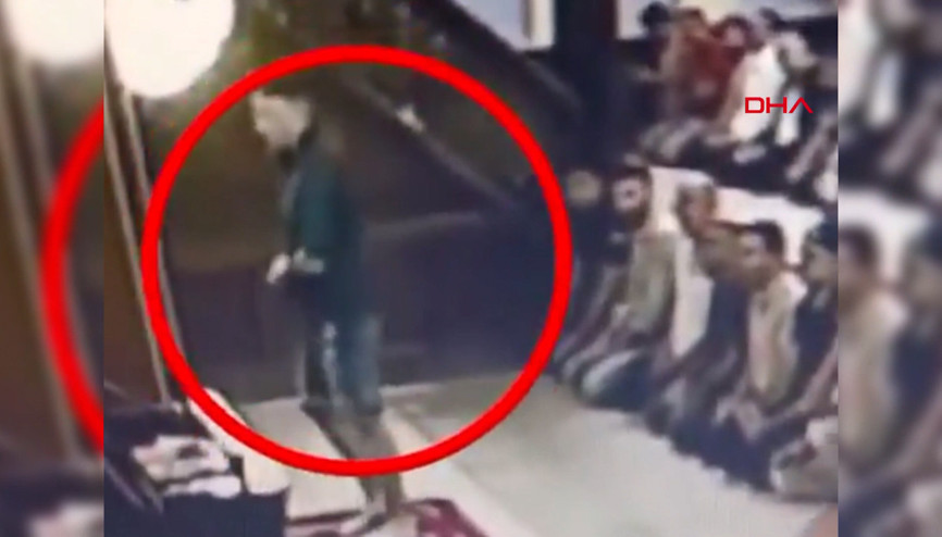 Camideki tavırları tepki çekti; akli dengesi yerinde değilmiş