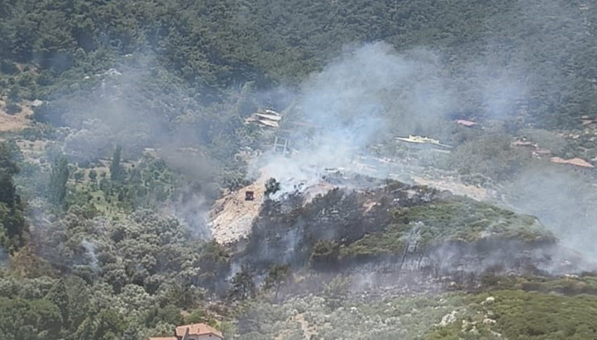 İzmirde orman yangını Ekipler müdahale ediyor