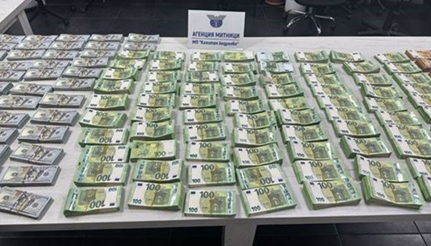 Sırt çantasından yüz binlerce Euro ve Dolar çıktı