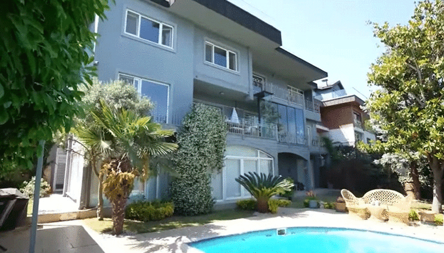 Göz alıcı havuz, yeşillikler içinde ev Ünlü türkücü eşi ve oğluyla 2 katlı bu villada yaşıyor