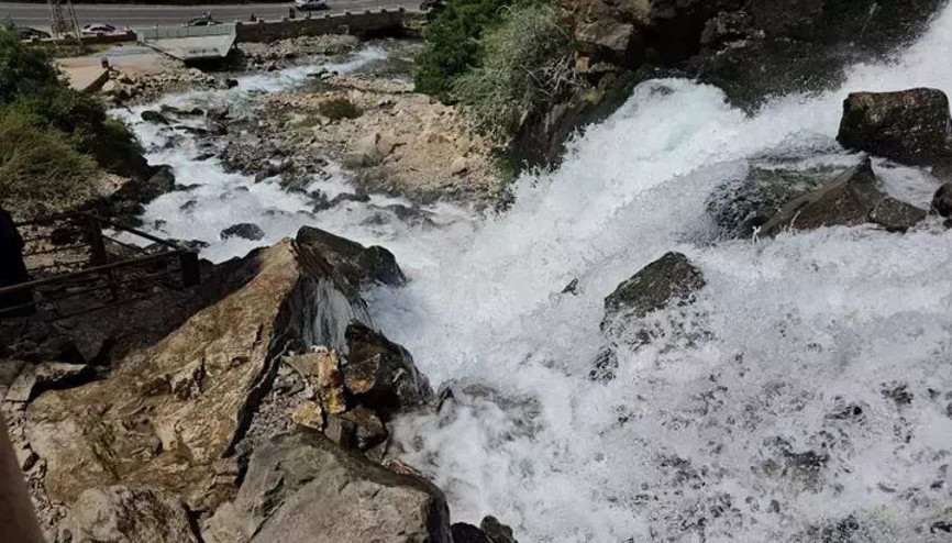 Sosyal medyada gören geliyor Vanda 30 metre yükseklikten dökülüyor