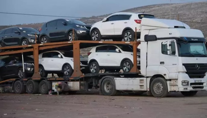 Uzak Doğu’dan getirilen yüzlerce ikinci el araç tırlarla Suriye’ye taşınıyor