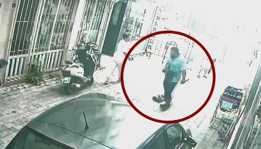Muğla’da baba ile oğlunu öldüren şüphelinin elinde bıçakla kaçtığı anlar kamerada