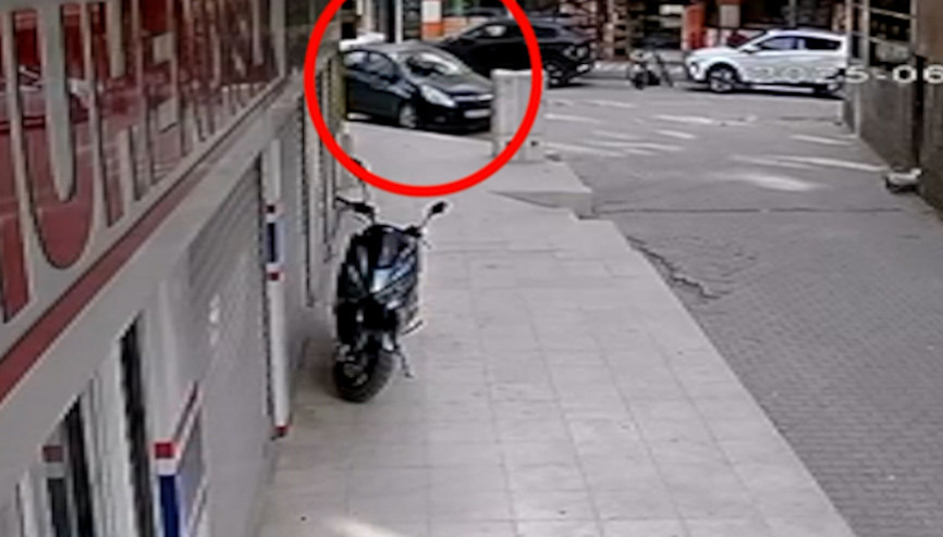 1,5 yaşındaki çocuğun 5. kattan otomobilin üzerine düşmesi kamerada