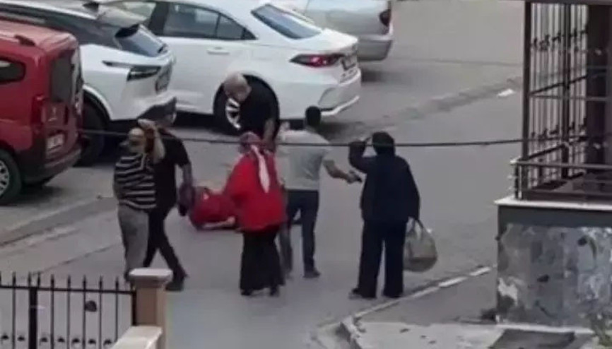 Eşinin bıçakla rehin aldığı kadın, çevredekilerin de yardımıyla kurtarıldı