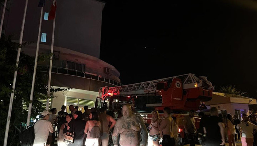 5 yıldızlı oteldeki yangında tahliye edilen 622 turist civar otellere yerleştirildi