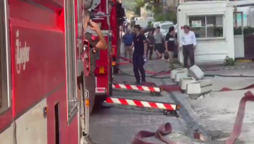 Yenibosnada 4 katlı iş merkezinin çatısında yangın