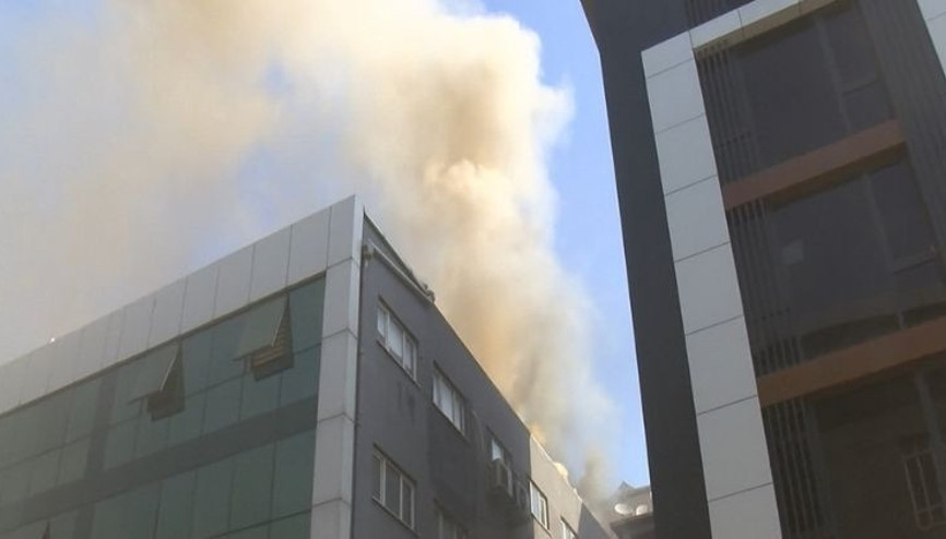 İstanbulda 4 katlı binada korkutan yangın