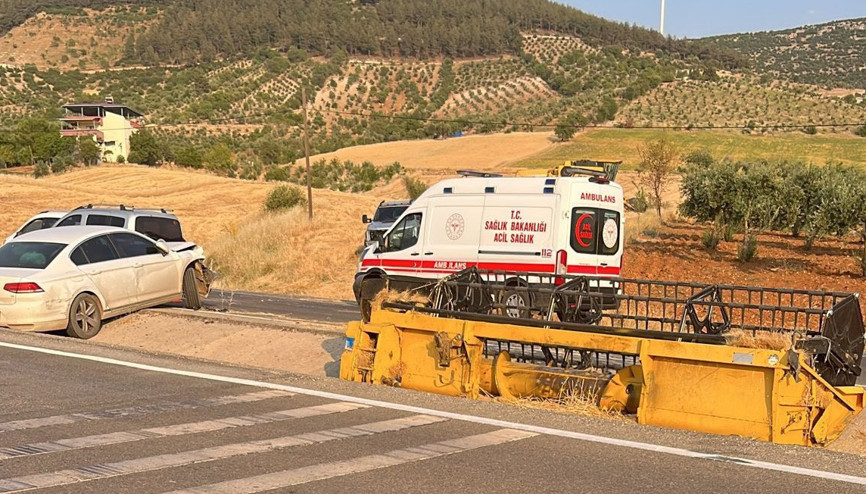 Gaziantep’te otomobil ile biçerdöver çarpıştı: 3 yaralı Gaziantep’te otomobil ile biçerdöver çarpıştı: 3 yaralı