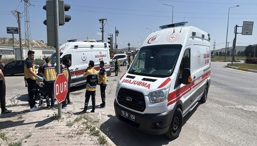Ambulansla otomobil çarpıştı: 5 yaralı
