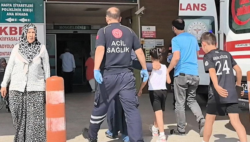 Küçük kız, kumbarasını açmaya çalışırken dilinden yaralandı