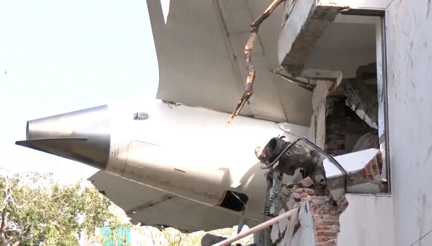 Hindistan’da doktorların kaldığı binaya çarpan uçağın enkazı görüntülendi