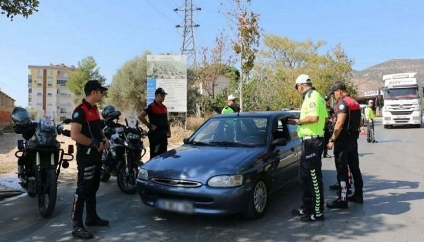 İzmirde 496 kişi gözaltına alındı