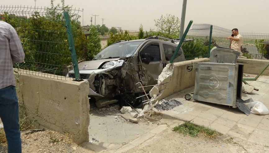 Gercüş’te hafif ticari duvara çarptı: 3 yaralı