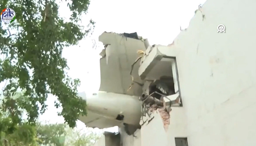 Hindistan’da uçak kazasında son durum: Modi enkazı gezdi