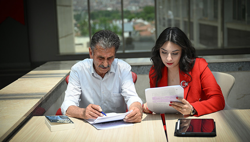 Üniversite eğitimini yarım asır sonra kızıyla tamamlıyor
