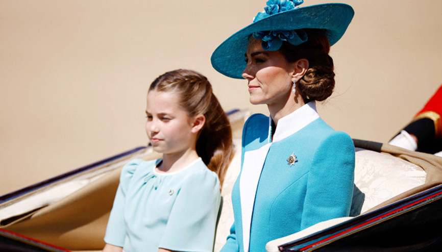 Anne kız ikiz gibi giyinip dünyaya mesajı verdiler... Törene acının gölgesi düştü